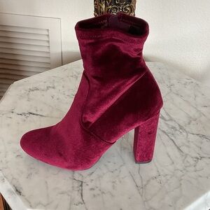 💜Steve Madden Velvet Heeled Boots  Booties- Rich Burgundy